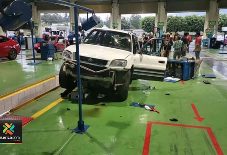 Chofer acelera carro y provoca accidente en Riteve de Cartago