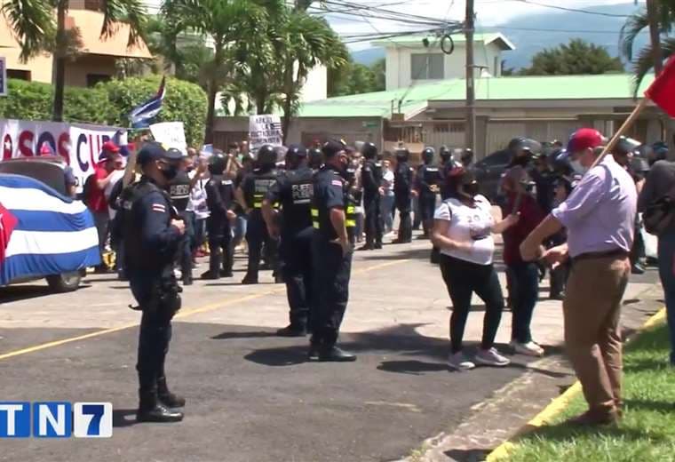 Cubanos se manifestaron este sábado frente a su embajada