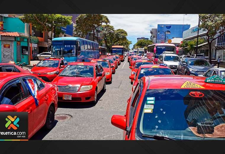 ¡Atención conductores! Taxistas toman varios carriles en Paseo Colón