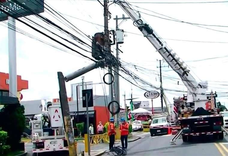 Caos vial por caída de poste y tendido eléctrico en Guadalupe