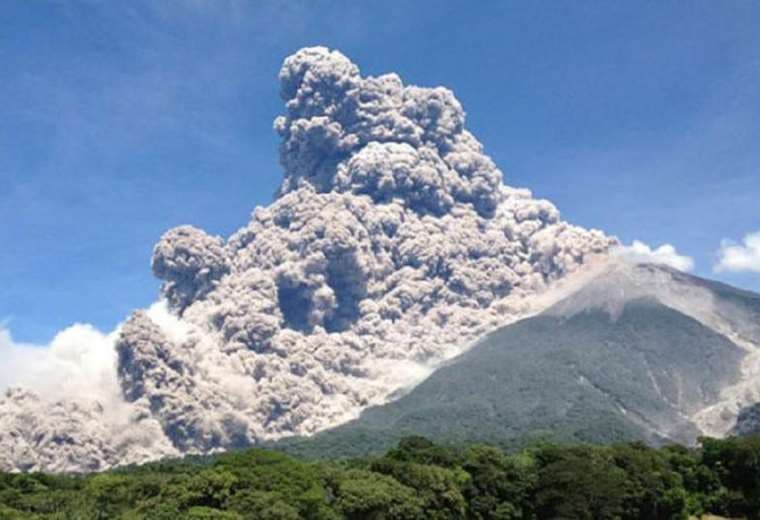 Identifican 14 osamentas de víctimas de erupción de volcán en Guatemala en 2018