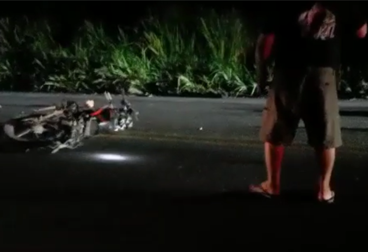 Joven motociclista muere al chocar de frente con camión