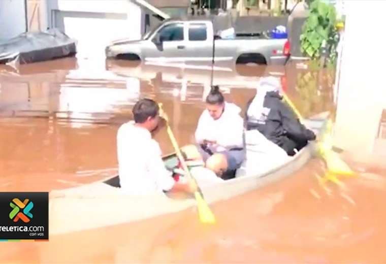 Familias ticas en Nueva Jersey evacuadas en bote por inundaciones