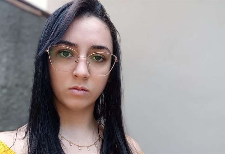 La joven brasileña que dejó estudios y cayó en depresión tras convertirse en meme viral