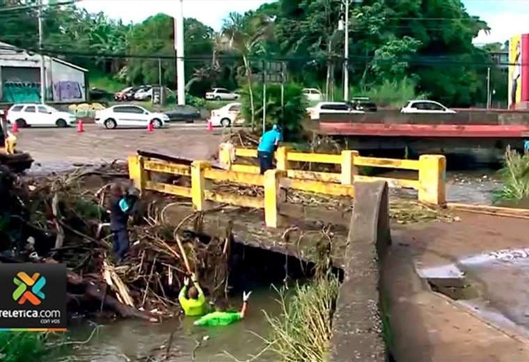 Vecinos de Curridabat exigen arreglo de puente para evitar más inundaciones