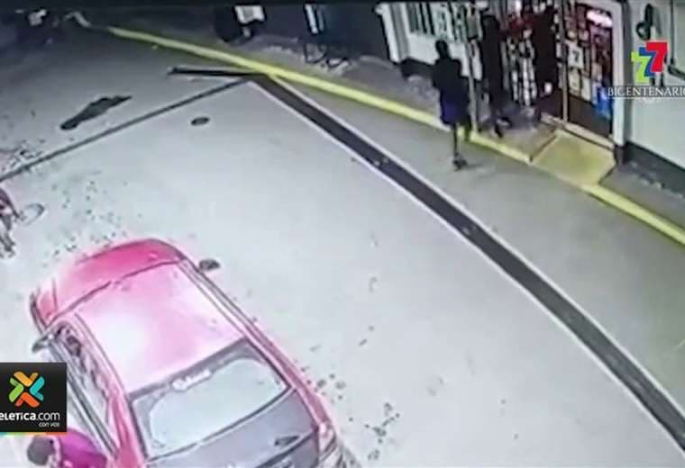 Video muestra como sujetos armados asaltan gasolinera en Matina 