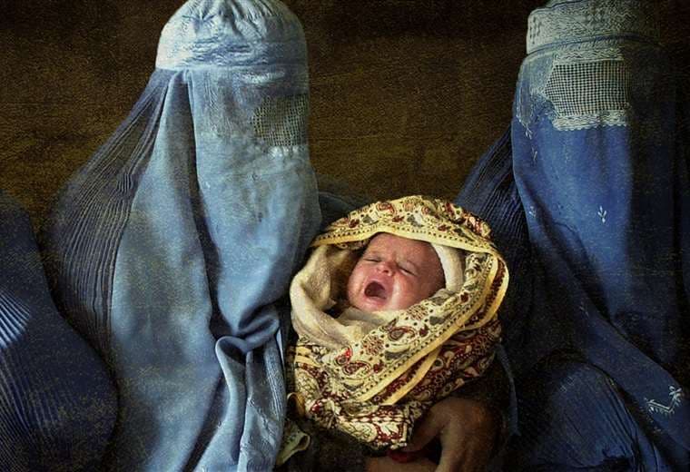 La "horrible experiencia" de dar a luz bajo el régimen talibán
