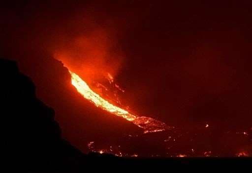 La lava ya gana más de 10 hectáreas del mar en Canarias