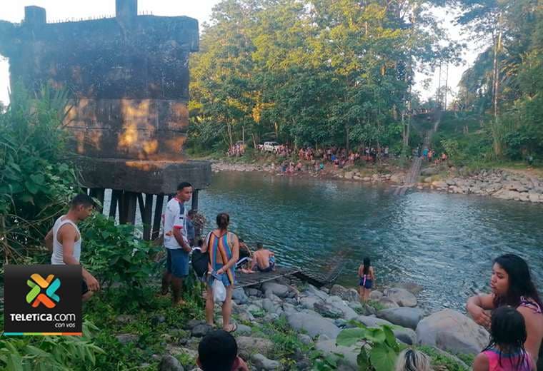 Varias personas heridas luego de que puente colgante cayera a río