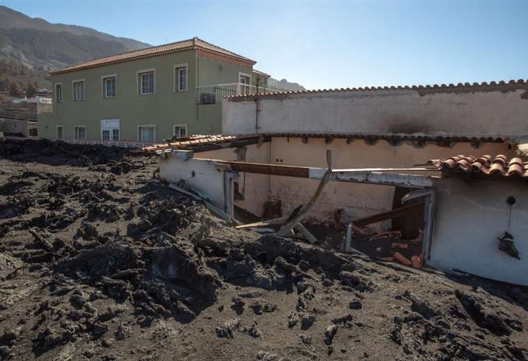 Vecinos de La Palma vuelven a sus casas a pelear contra un mar de ceniza