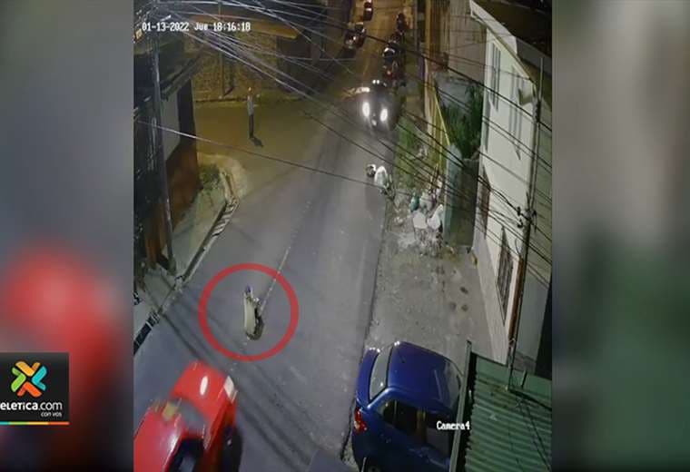Video: taxista embiste a peatón que estaba “tranquilamente” sentado en media calle
