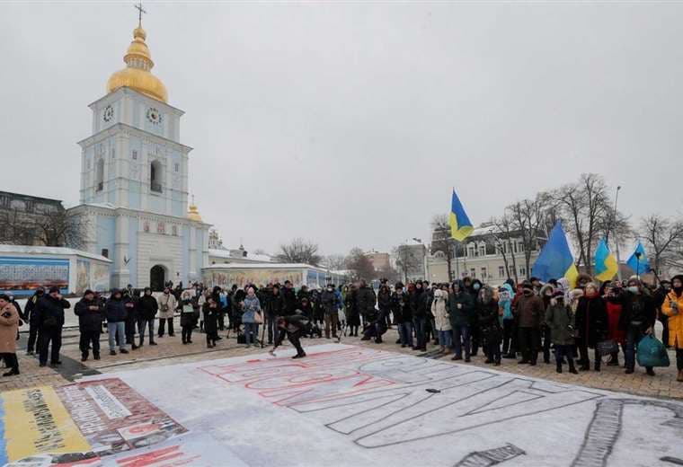 EE. UU. ordena salida de familias de diplomáticos estadounidenses en Ucrania