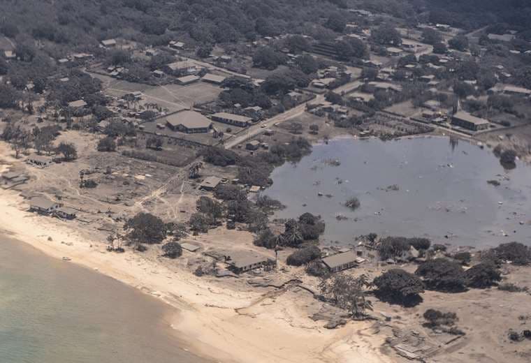 Imágenes de Tonga muestran devastación tras erupción seguida por tsunami