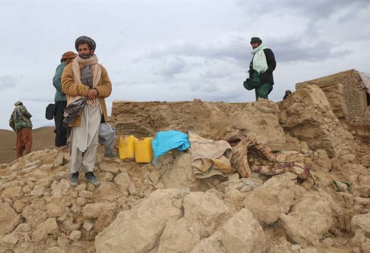 Sobrevivientes de mortífero doble terremoto en Afganistán esperan ayuda