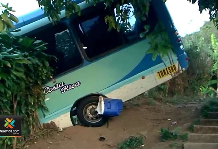 Bus atropella y mata a joven mientras hacía trasbordo a microbús por desperfecto mecánico