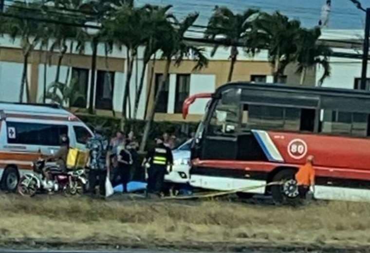 Motociclista muere tras ser atropellado por autobús en Alajuela