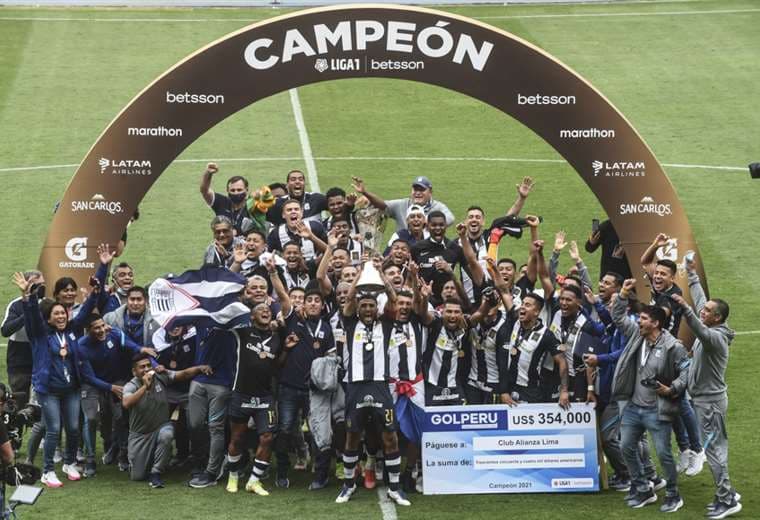 Perú retrasa campeonato de fútbol tras brote de COVID-19 en clubes