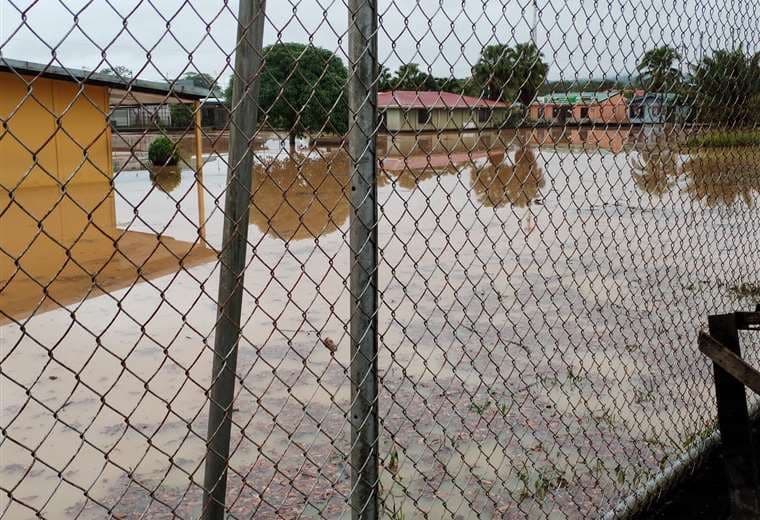 90 personas amanecen en albergues por inundaciones en Guatuso