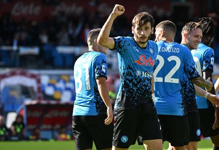 Nápoles sigue líder de la Serie A tras vencer al Bolonia 