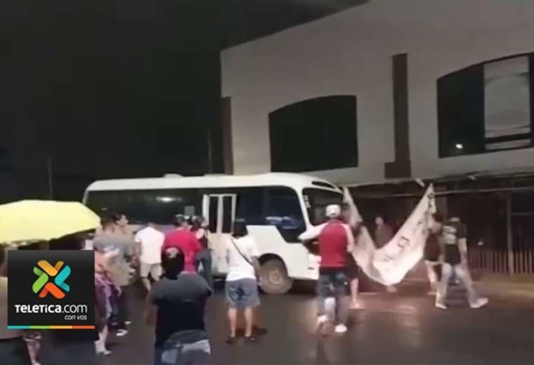 Disturbios en delegación de Orotina dejan 13 detenidos y policías golpeados
