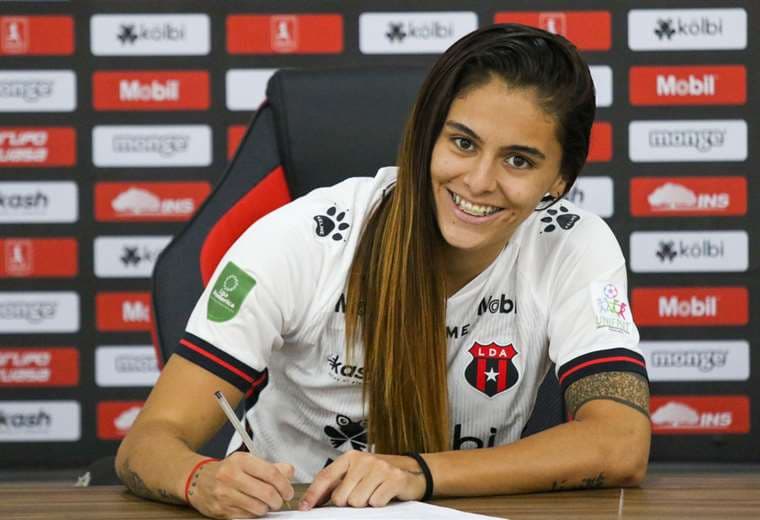 Alajuelense extiende el contrato de dos jugadoras