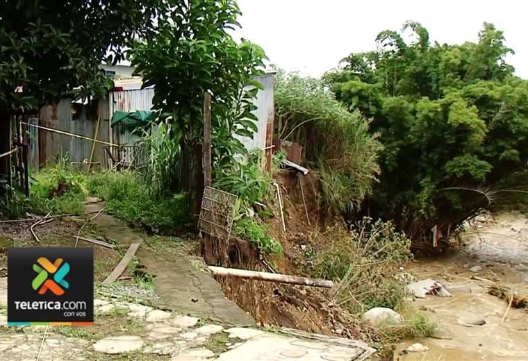 Vecinos de Desamparados temen que un deslizamiento provoque una tragedia en su comunidad
