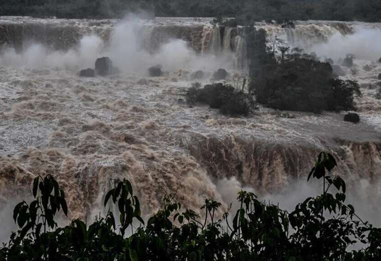 Cataratas de Iguazú multiplican por 10 su volumen de agua debido a torrenciales lluvias