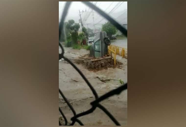 Bomberos rescatan a joven de 18 años en labores de parto de inundación en Cartago