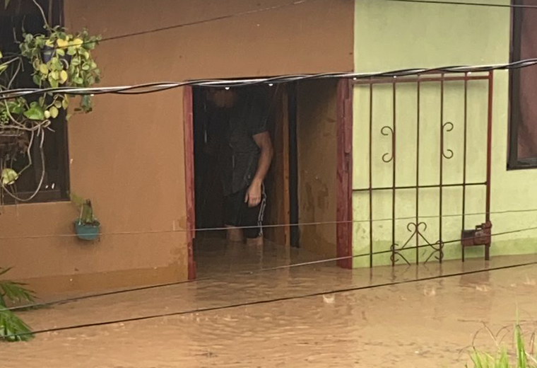 Habilitan albergues para afectados por inundaciones en Desamparados