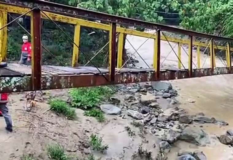 Decenas de evacuados, casas arrastradas por ríos y un puente colapsado en Desamparados