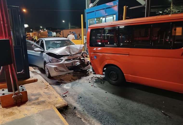 Policía de Tránsito dice que conductor "totalmente ebrio" causó destrozos en peaje de Alajuela