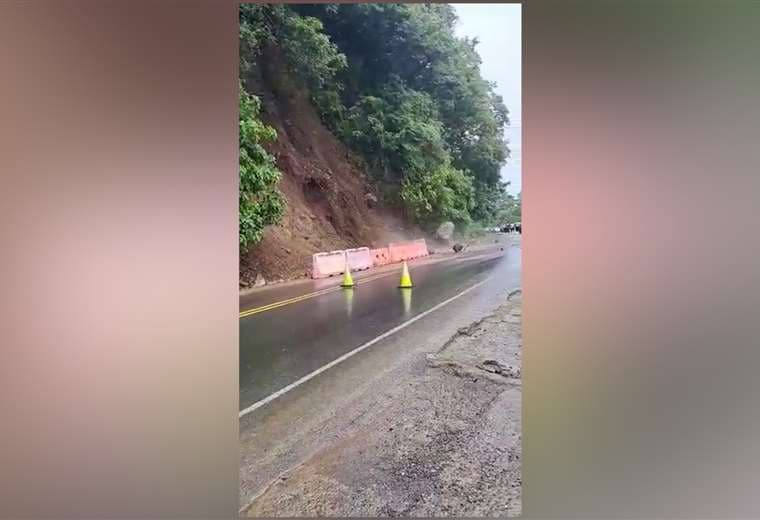 Video: Caída de enormes piedras alertó sobre inminente deslizamiento en Tárcoles