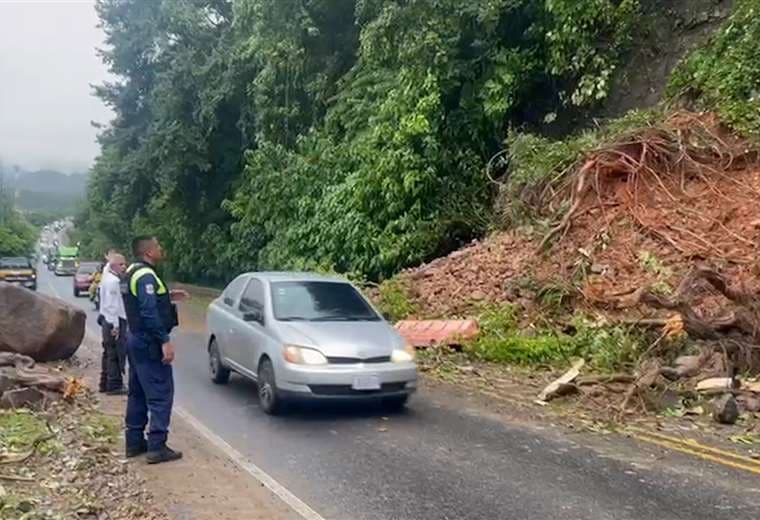 Video: Reabren paso por Costanera Sur tras deslizamiento