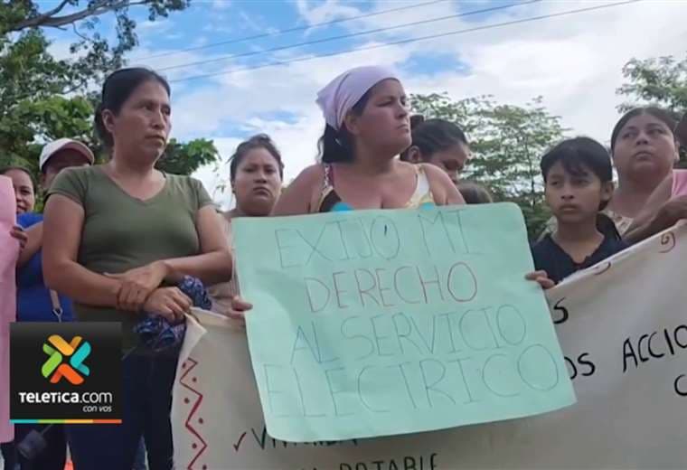 Vecinos de Rey Curré bloquearon Interamericana Sur para exigir reubicación de colegio