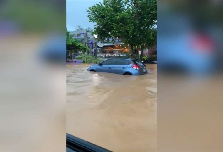 “Ahí está mi carro navegando” dice mujer que grababa inundación en Jacó