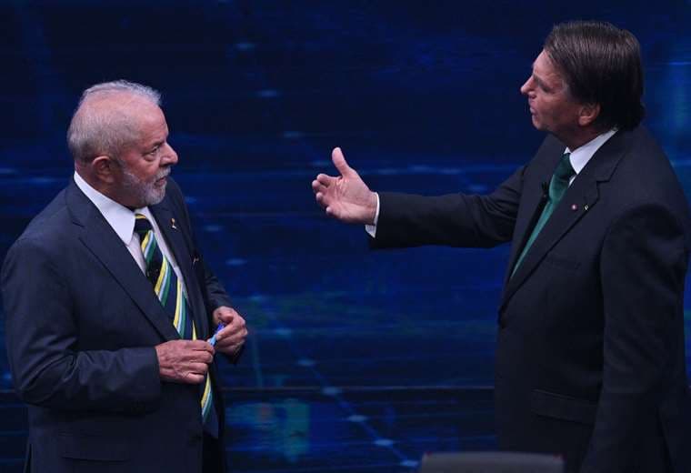 Bolsonaro y Lula se acusan de mentir en primer cara a cara hacia balotaje en Brasil