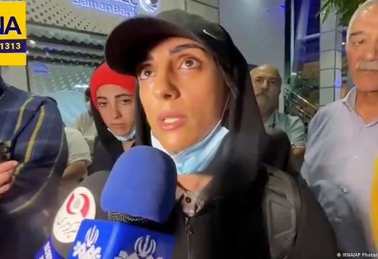 La escaladora iraní Elnaz Rekabi llegó a Teherán y fue recibida por una multitud