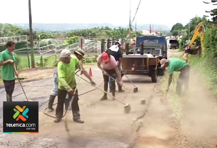 Vecinos de Poás se organizan para arreglar calle en malas condiciones