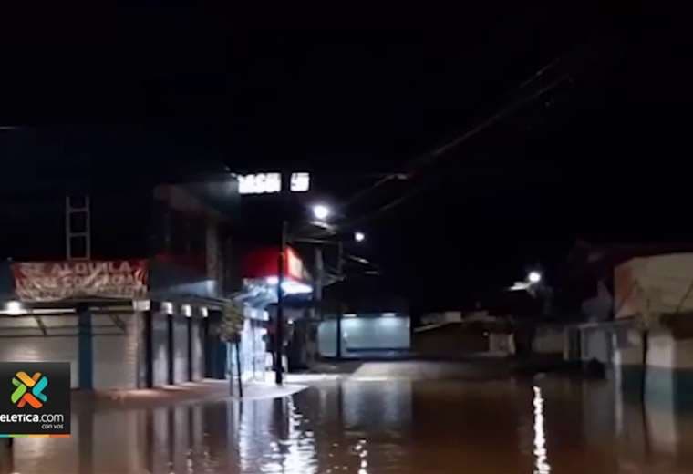 Casi 90 personas amanecen en albergues por inundaciones en Guatuso