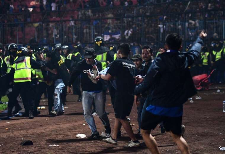 Al menos 127 muertos por violencia en partido de fútbol en Indonesia