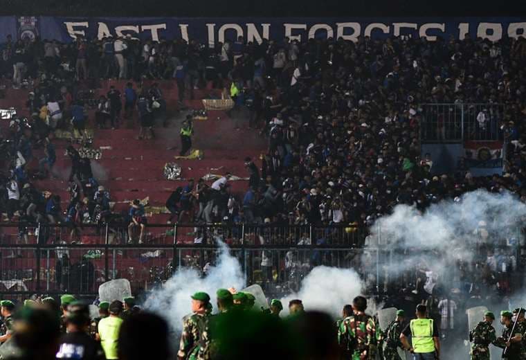 Tragedia en el fútbol de Indonesia. AFP