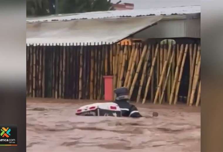 Video: Trabajador se aferra a motocicleta tras inundación en Jacó
