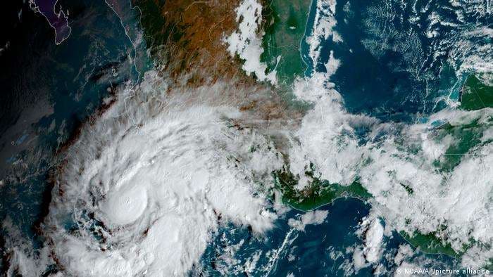 Huracán Roslyn sube a categoría 3 y se acerca a costa pacífica de México
