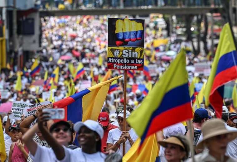 Miles de colombianos protestan contra proyecto de reforma fiscal de Petro