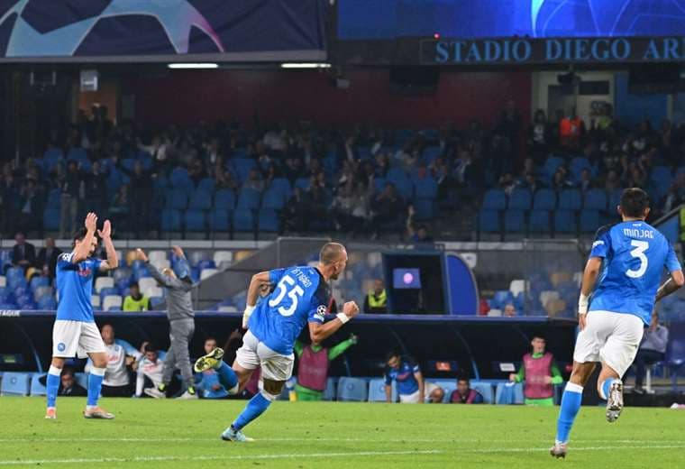 Nápoles mantiene el liderato tras ganar 2-0 al Glasgow Rangers