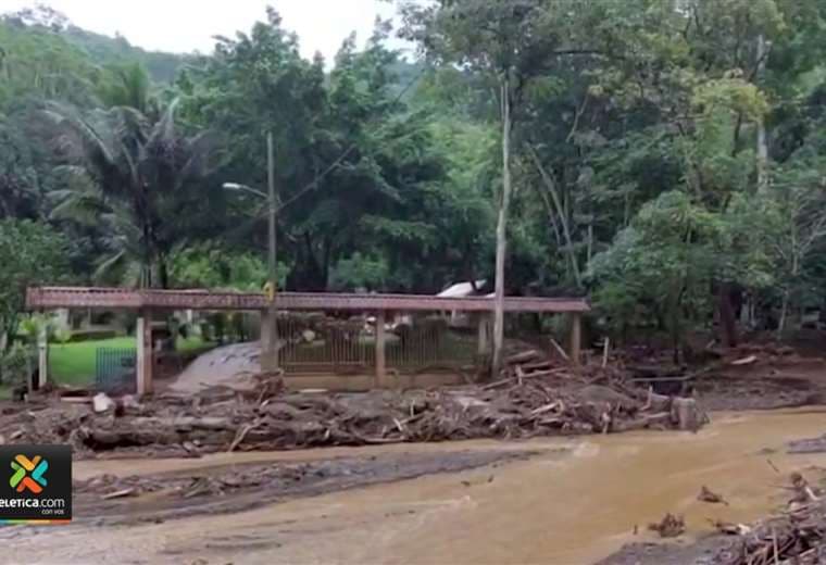 Niños, embarazadas y adultos mayores incomunicados tras inundaciones en Jacó