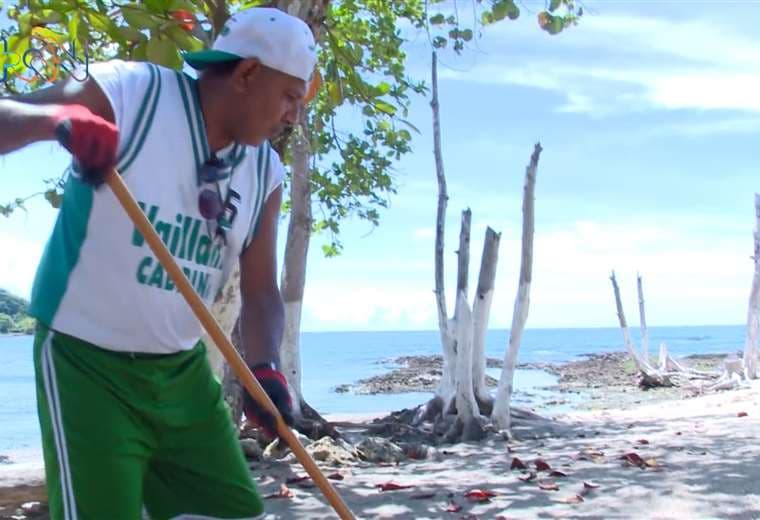 Adonai Espinoza: el vecino que lucha por salvar a playa Acapulco de la perdición