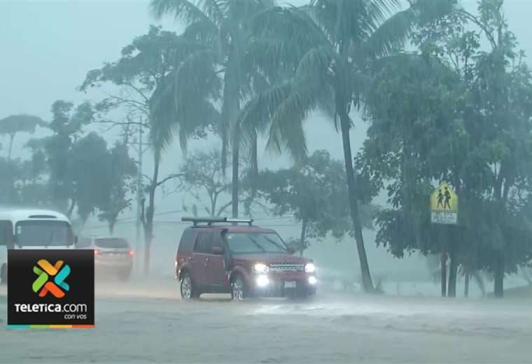 Meteorólogos monitorean sistema que podría convertirse en ciclón tropical