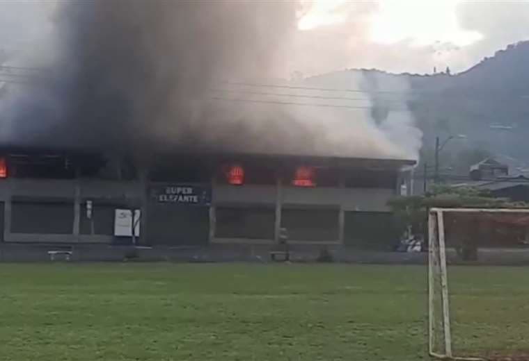Incendio consume por completo supermercado en Orosi