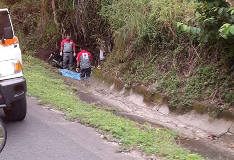 Pareja de motociclistas muere tras caer a zanja en Nicoya